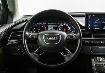 Подержанный автомобиль Audi A8 2014 года (12 фото)