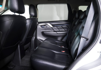 Подержанный автомобиль Mitsubishi Pajero Sport 2017 года (11 фото)