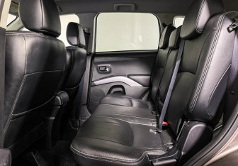 Подержанный автомобиль Mitsubishi Outlander 2009 года (10 фото)
