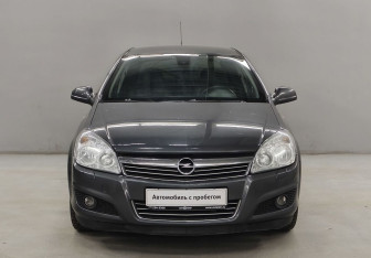 Подержанный автомобиль Opel Astra Hatchback 2010 года (2 фото)