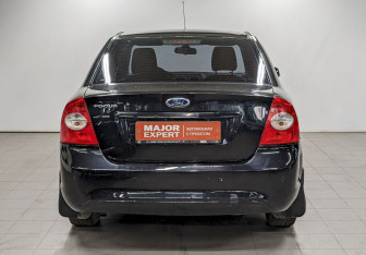 Подержанный автомобиль Ford Focus Sedan 2010 года (6 фото)