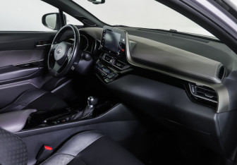 Подержанный автомобиль Toyota C-HR 2021 года (10 фото)
