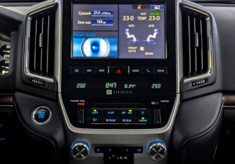 Подержанный автомобиль Toyota Land Cruiser Suv 2017 года (15 фото)