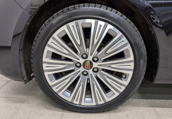 Подержанный автомобиль Hongqi H5 2022 года (25 фото)