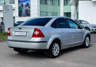 Подержанный автомобиль Ford Focus Sedan 2006 года (5 фото)