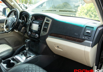 Подержанный автомобиль Mitsubishi Pajero 2017 года (7 фото)