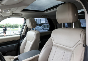Подержанный автомобиль Land Rover Discovery 2018 года (23 фото)
