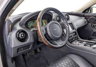 Подержанный автомобиль Jaguar XJ 2017 года (16 фото)