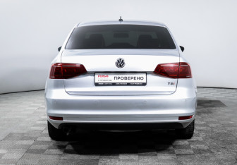 Подержанный автомобиль Volkswagen Jetta Sedan 2016 года (6 фото)