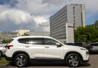 Подержанный автомобиль Hyundai Santa Fe 2021 года (3 фото)