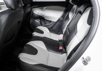 Подержанный автомобиль Volvo V40 Cross Country 2017 года (10 фото)