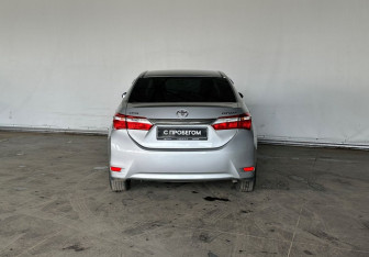 Подержанный автомобиль Toyota Corolla Sedan 2013 года (6 фото)