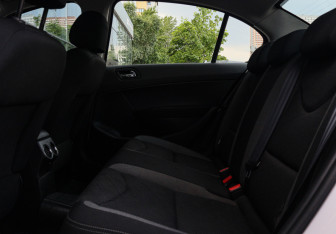 Подержанный автомобиль Peugeot 408 2014 года (8 фото)