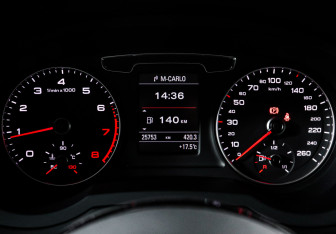 Подержанный автомобиль Audi Q3 2015 года (11 фото)
