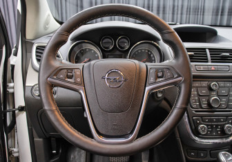 Подержанный автомобиль Opel Mokka 2013 года (17 фото)