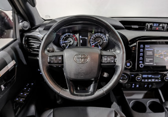 Подержанный автомобиль Toyota Hilux 2020 года (22 фото)