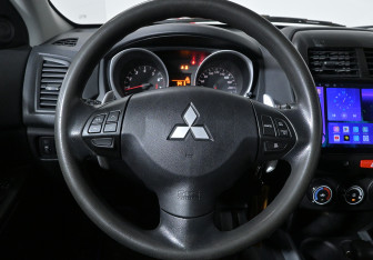 Подержанный автомобиль Mitsubishi ASX 2010 года (9 фото)