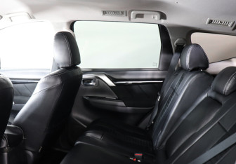 Подержанный автомобиль Mitsubishi Pajero Sport 2017 года (10 фото)