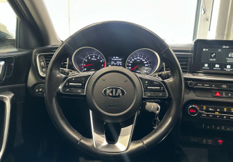 Подержанный автомобиль Kia Ceed Hatchback 2018 года (16 фото)