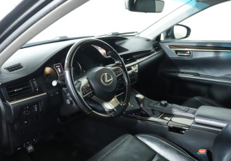 Подержанный автомобиль Lexus ES 2015 года (13 фото)