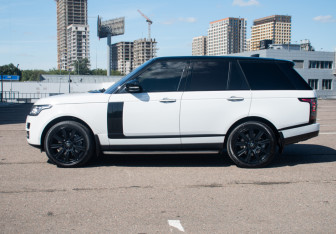 Подержанный автомобиль Land Rover Range Rover 2017 года (8 фото)