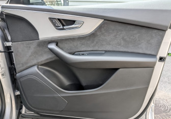 Подержанный автомобиль Audi Q8 2021 года (25 фото)