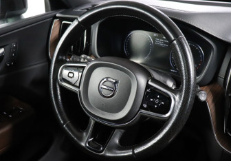 Подержанный автомобиль Volvo XC60 2018 года (16 фото)