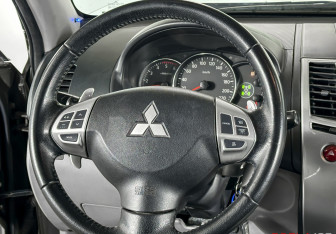 Подержанный автомобиль Mitsubishi Pajero Sport 2013 года (14 фото)