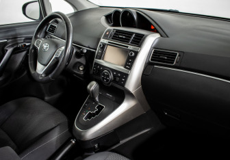 Подержанный автомобиль Toyota Verso 2013 года (8 фото)