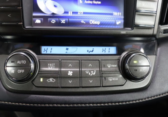 Подержанный автомобиль Toyota RAV4 2015 года (21 фото)