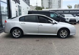 Подержанный автомобиль Renault Laguna Liftback 2008 года (4 фото)