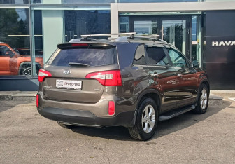 Подержанный автомобиль Kia Sorento 2015 года (5 фото)