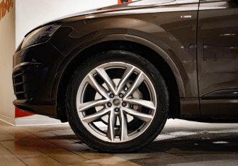 Подержанный автомобиль Audi Q7 2016 года (37 фото)