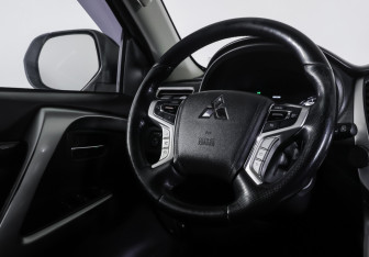 Подержанный автомобиль Mitsubishi Pajero Sport 2017 года (12 фото)