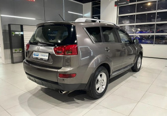 Подержанный автомобиль Peugeot 4007 2010 года (4 фото)
