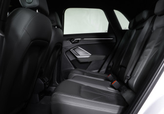 Подержанный автомобиль Audi Q3 2019 года (12 фото)