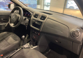 Подержанный автомобиль Renault Sandero 2015 года (10 фото)