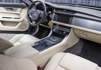 Подержанный автомобиль Jaguar XF Sedan 2016 года (11 фото)