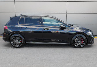 Подержанный автомобиль Volkswagen Golf GTI Hatchback 2022 года (4 фото)