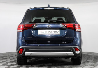 Подержанный автомобиль Mitsubishi Outlander 2017 года (6 фото)