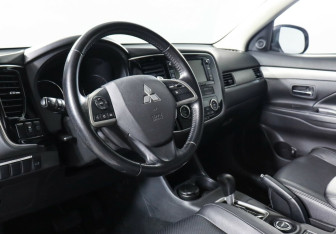 Подержанный автомобиль Mitsubishi Outlander 2013 года (9 фото)