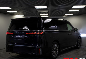 Подержанный автомобиль Voyah Dream 2023 года (36 фото)