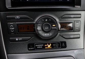 Подержанный автомобиль Toyota Auris Hatchback 2009 года (14 фото)