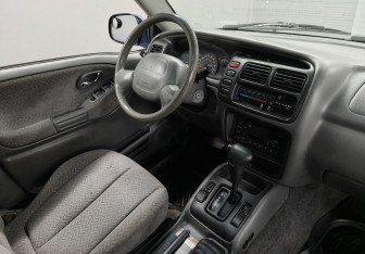 Подержанный автомобиль Suzuki Grand Vitara 2001 года (10 фото)