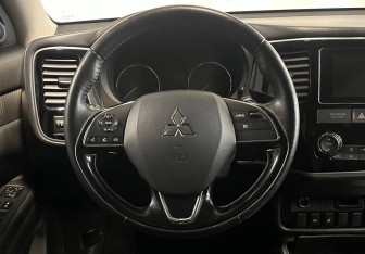 Подержанный автомобиль Mitsubishi Outlander 2018 года (12 фото)