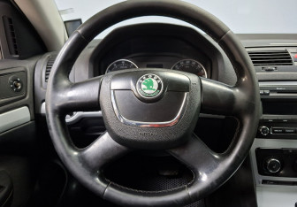 Подержанный автомобиль Skoda Octavia Liftback 2011 года (16 фото)