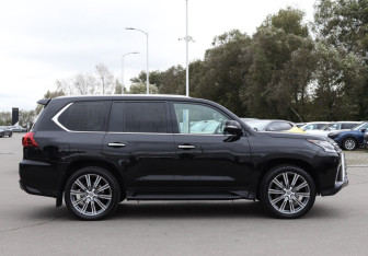 Подержанный автомобиль Lexus LX 2016 года (4 фото)