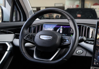 Подержанный автомобиль Geely Atlas 2024 года (14 фото)