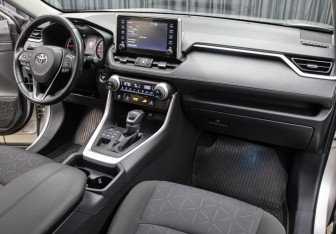 Подержанный автомобиль Toyota RAV4 2020 года (11 фото)