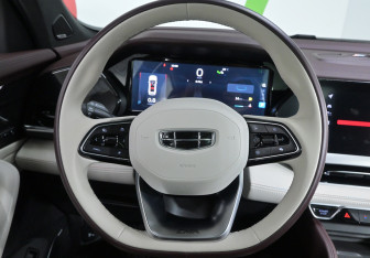 Подержанный автомобиль Geely Monjaro 2024 года (10 фото)